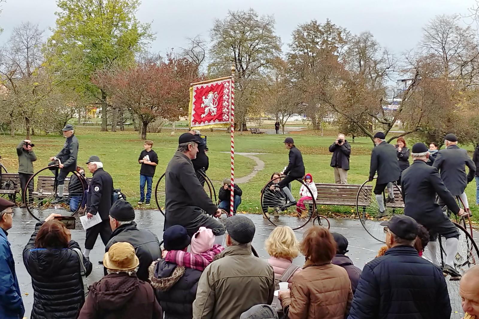 2019.11.02_10-20 krasojízda na Letné