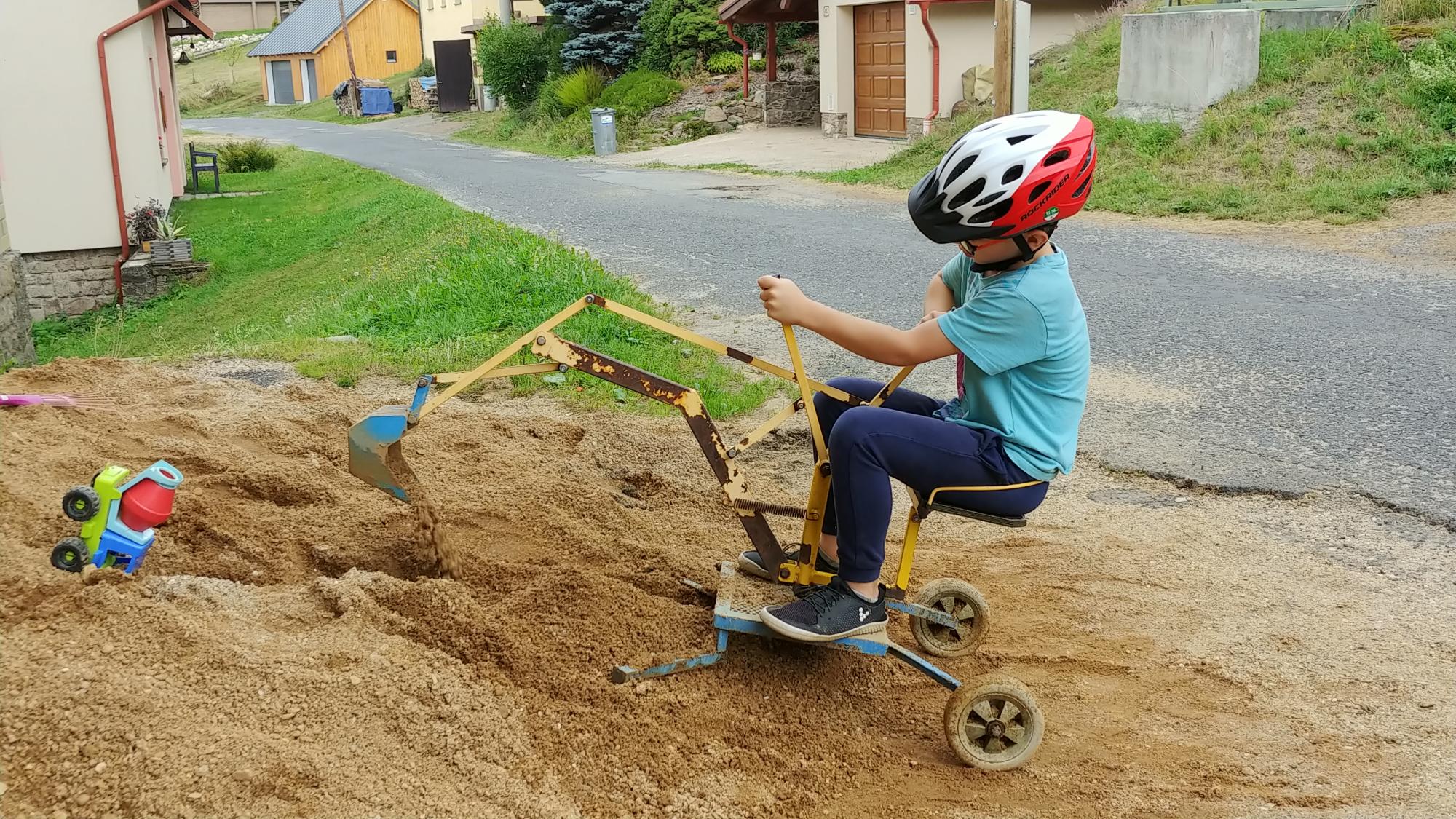 2022.08.24_14-41-54 děti na chalupě
