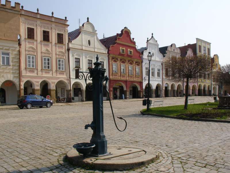 2005.04.16_11-09_Telc namesti.jpg