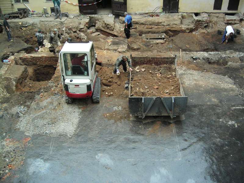 2005.05.03_14-11 Stepanska, archeologicky vyzkum.jpg
