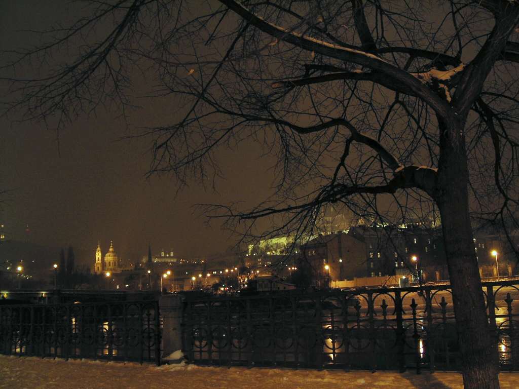 2004.01.27_18.15.54_Mala Strana v noci.jpg