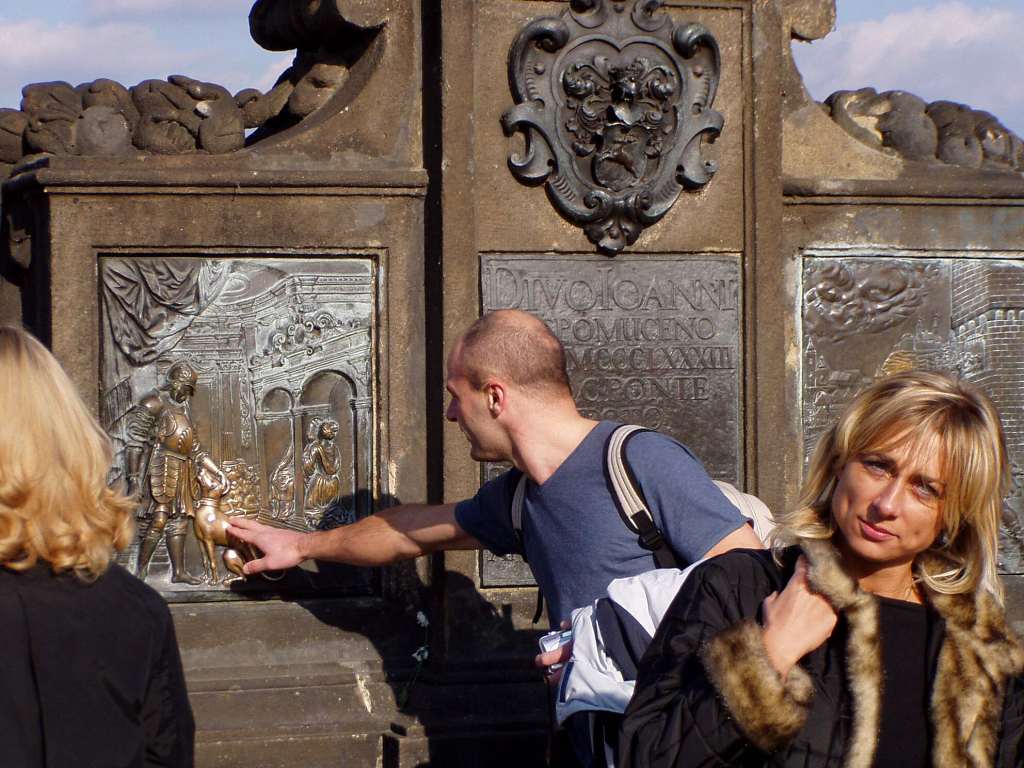 2003.11.02_Turisti na Karlove moste.jpg