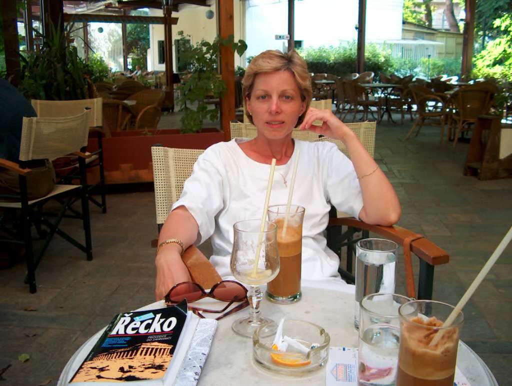 2002.07.04_Ateny, Eva pred muzeem.jpg