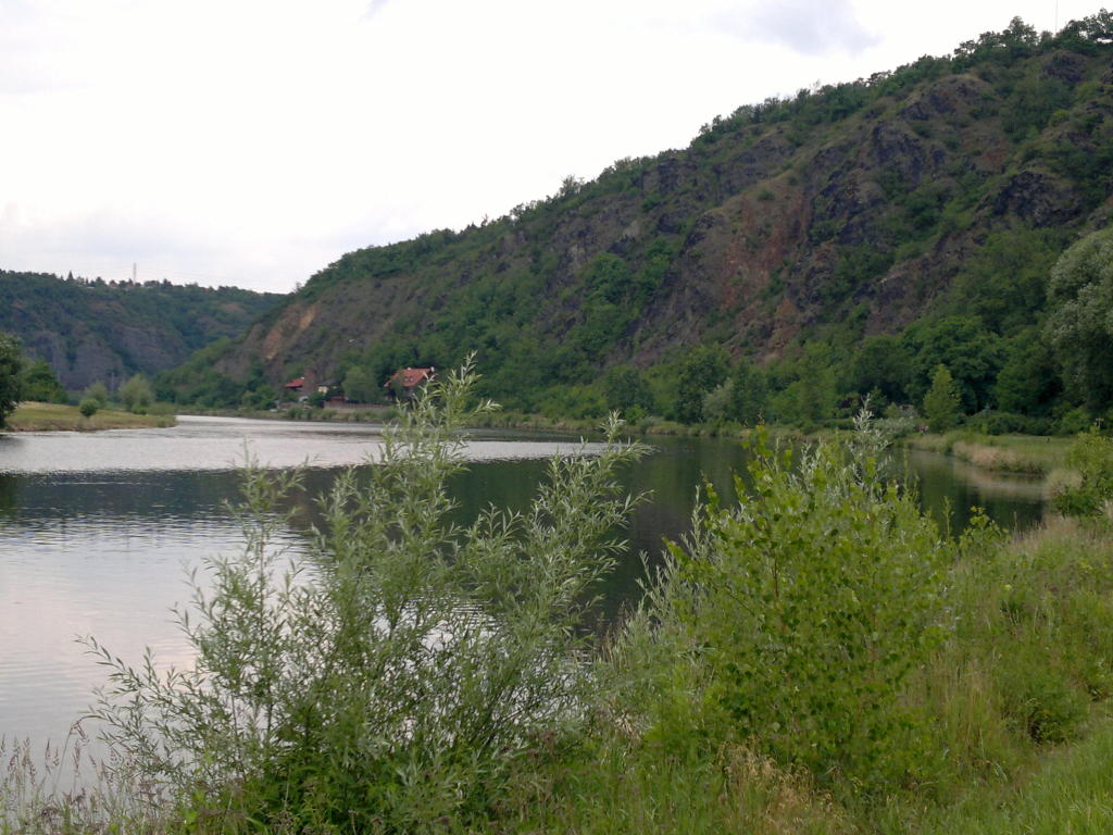 2012.06.11_14-10 na kole po proudu Vltavy