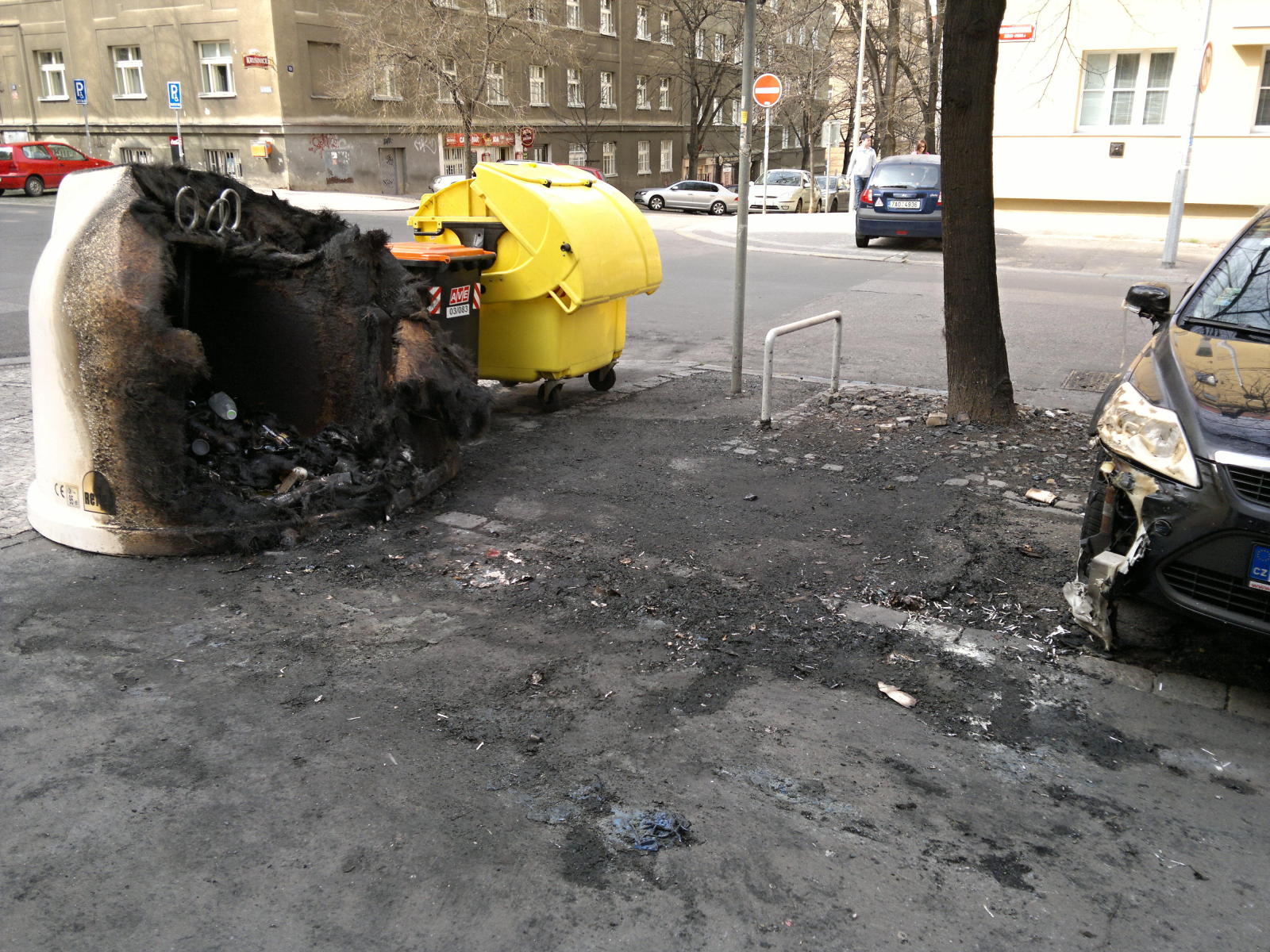 2015.04.11_14-54 vyhořelé kontejnery