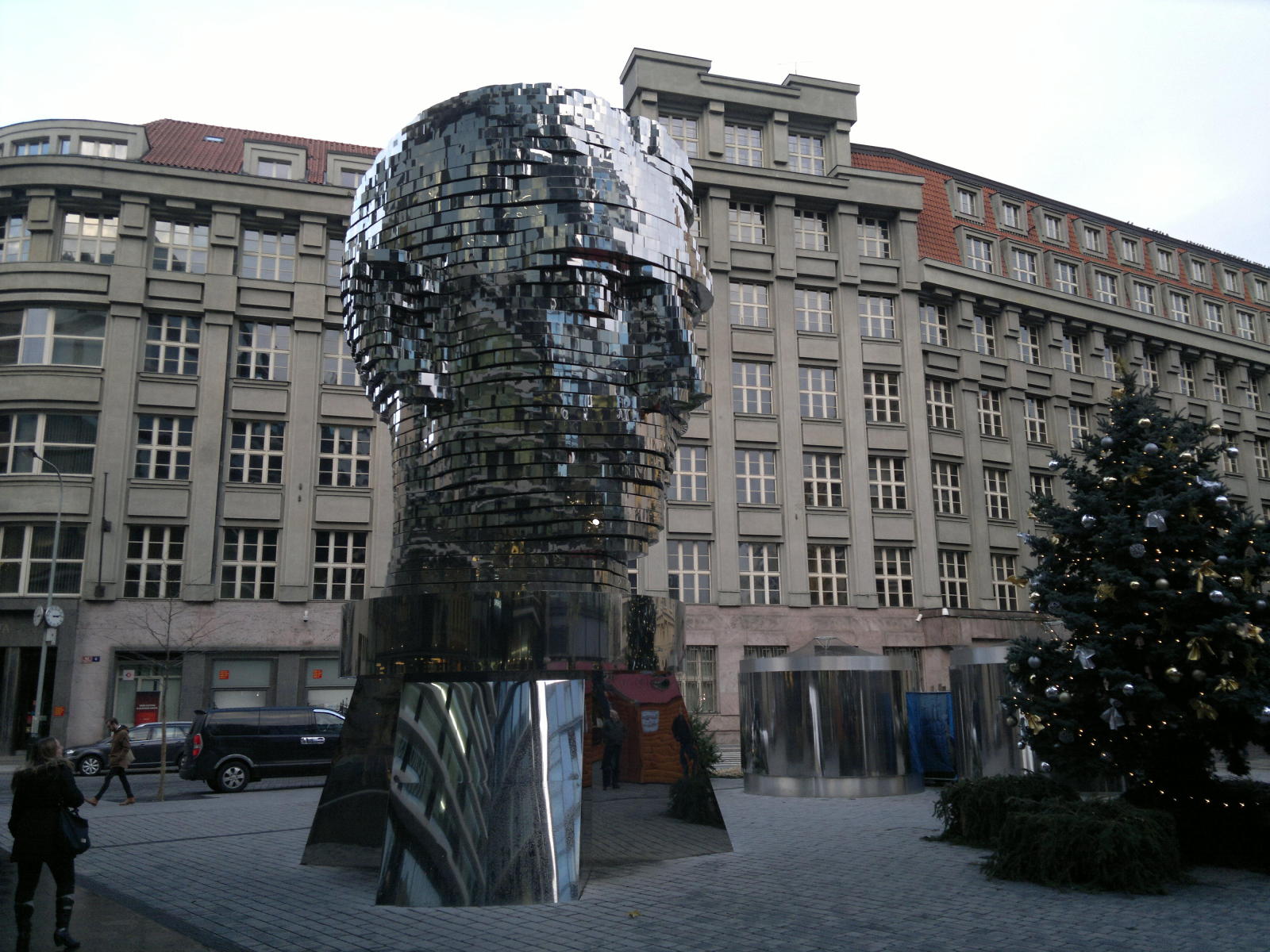 2015.12.13_15-13 Quadrio - plastika Franze Kafky od Davida Černého