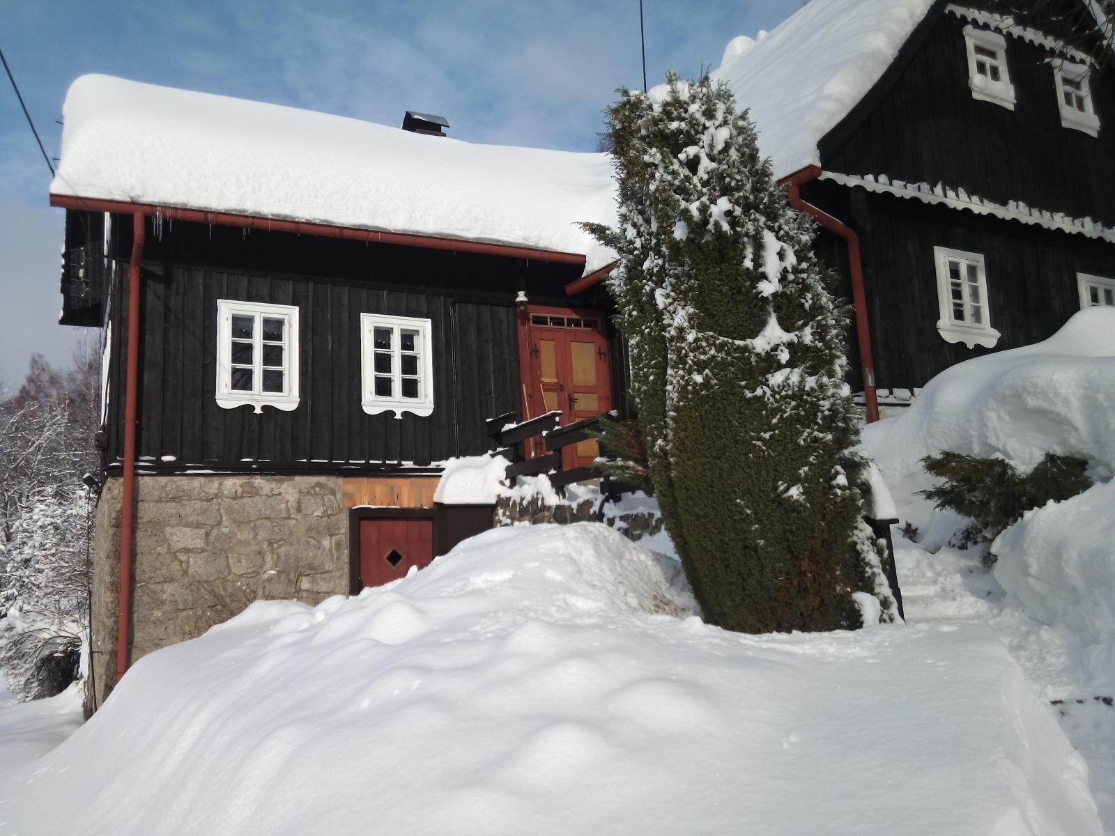 2017.01.16_12-18 chalupa pod sněhem